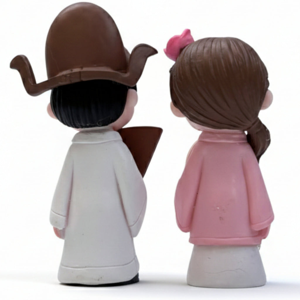 Wonderland Sweetheart Couple Miniature Statues – 2-Piece Set of Romantic Figurines for Home Decor, Desktop Ornaments, and Gift Displays