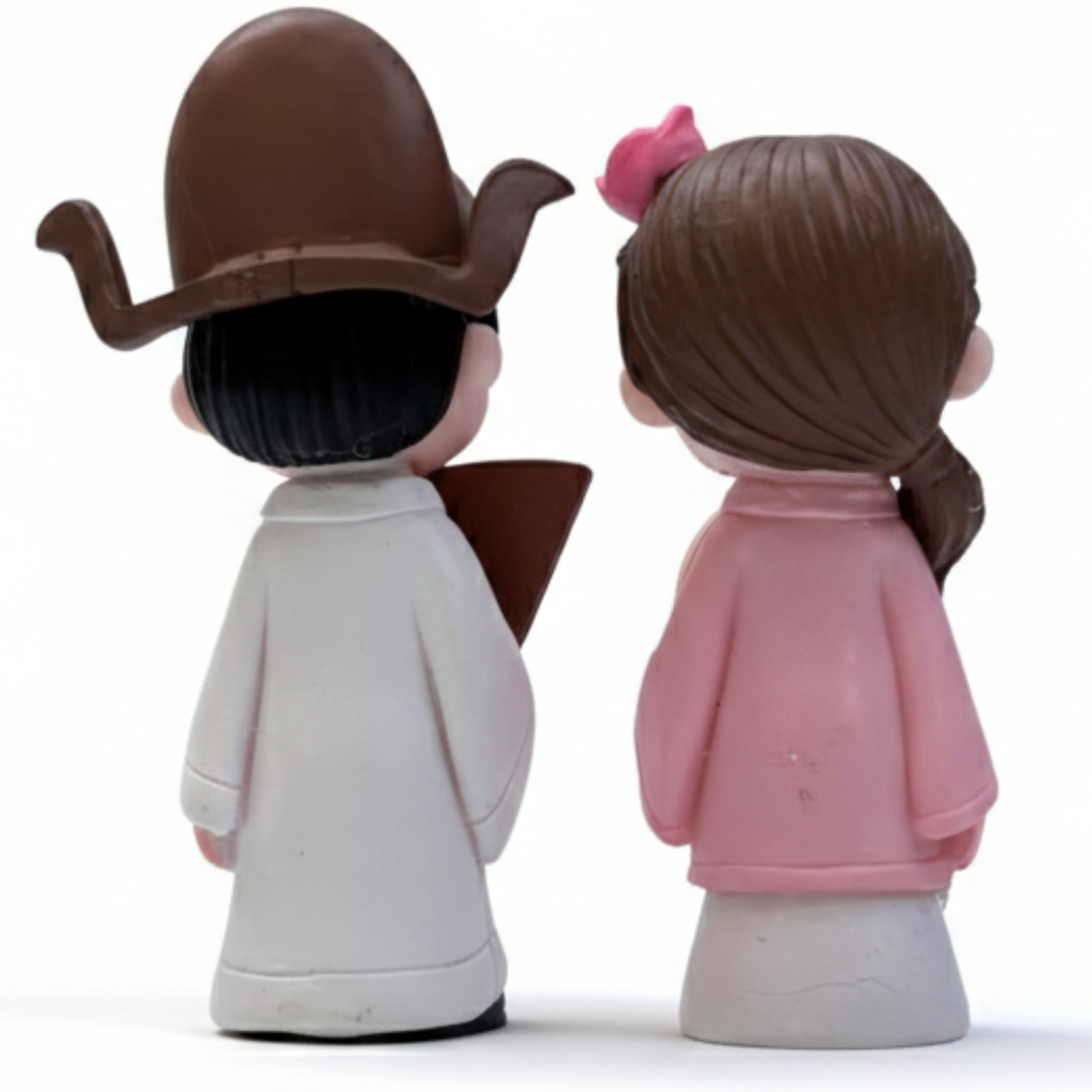 Wonderland Sweetheart Couple Miniature Statues – 2-Piece Set of Romantic Figurines for Home Decor, Desktop Ornaments, and Gift Displays