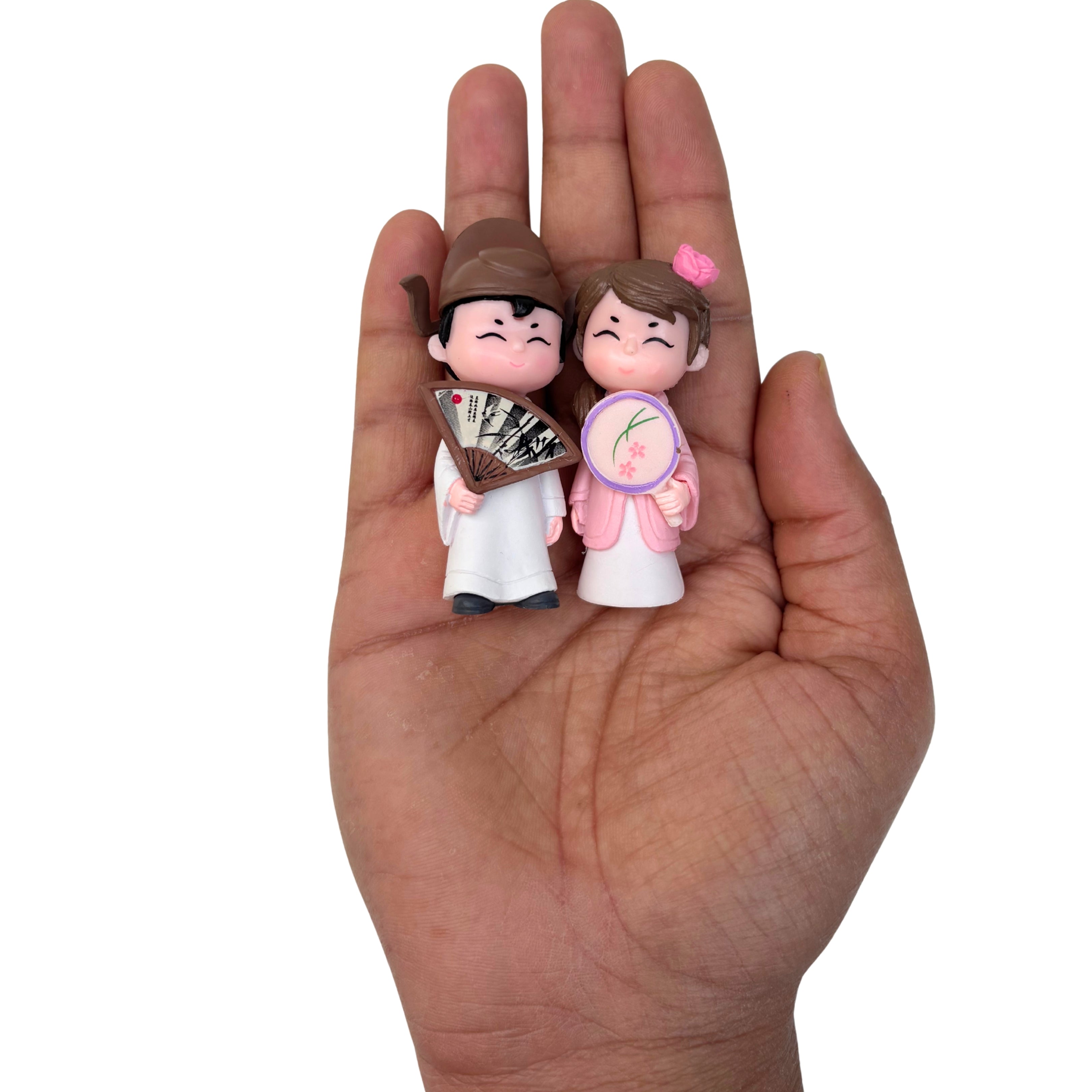 Wonderland Sweetheart Couple Miniature Statues – 2-Piece Set of Romantic Figurines for Home Decor, Desktop Ornaments, and Gift Displays