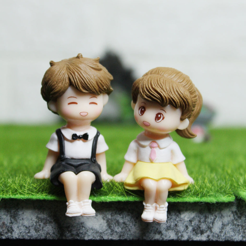 Miniature Toys : Sitting School Kids Couple (Black & Yellow)